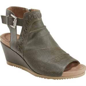 Earth Women's Olive Green‎ Wedge Sandals. Size 6.5